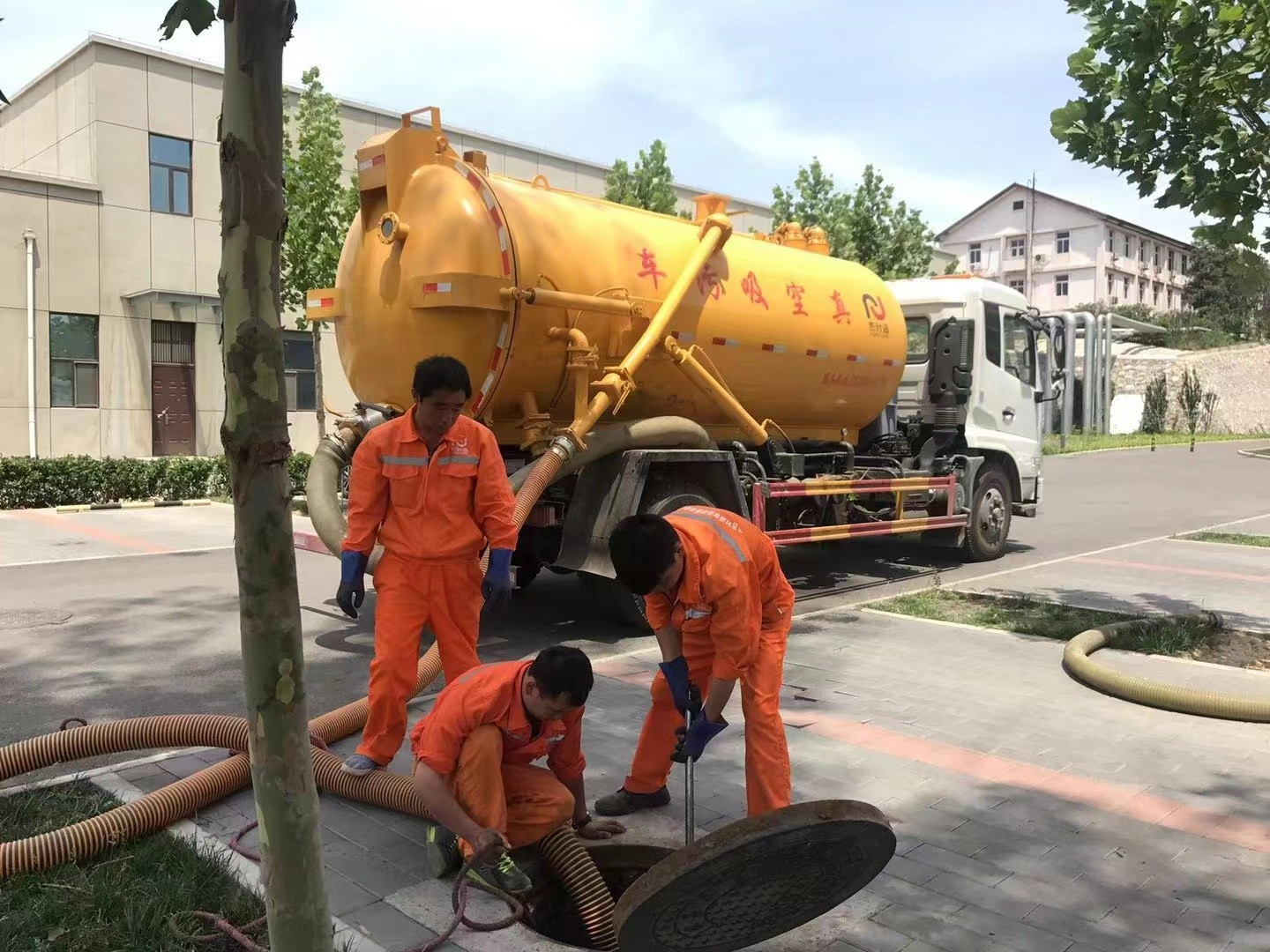 林芝管道疏通车停在窨井附近