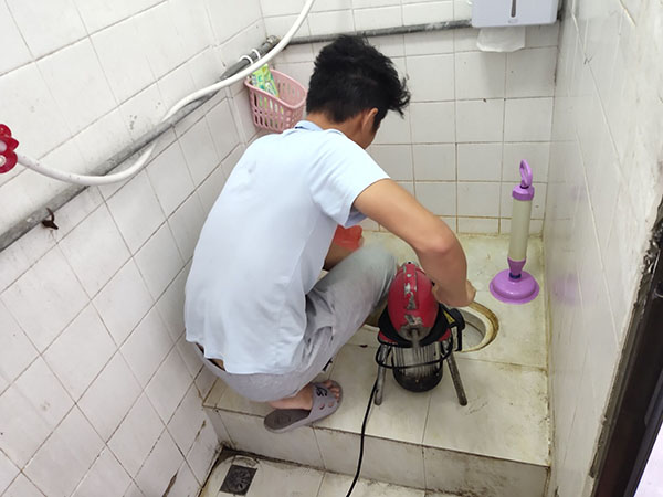 林芝肥皂掉到马桶里把马桶堵住了怎么办？马桶堵住了怎么办
