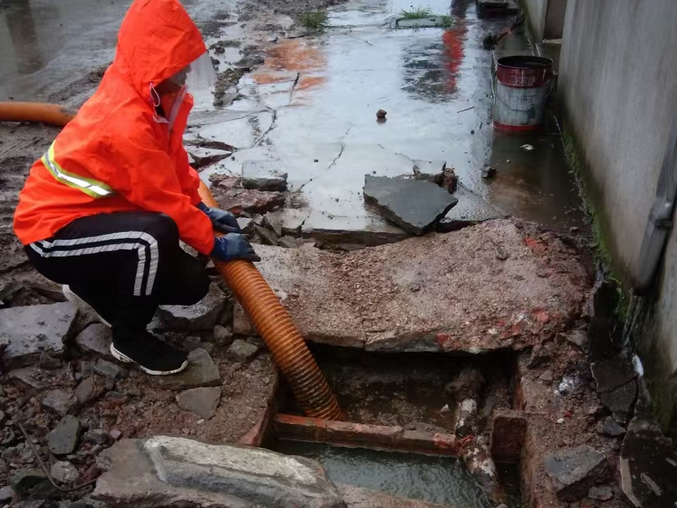 林芝专业清理污水池 炜誉市政以规范流程守护城市 “肠道”